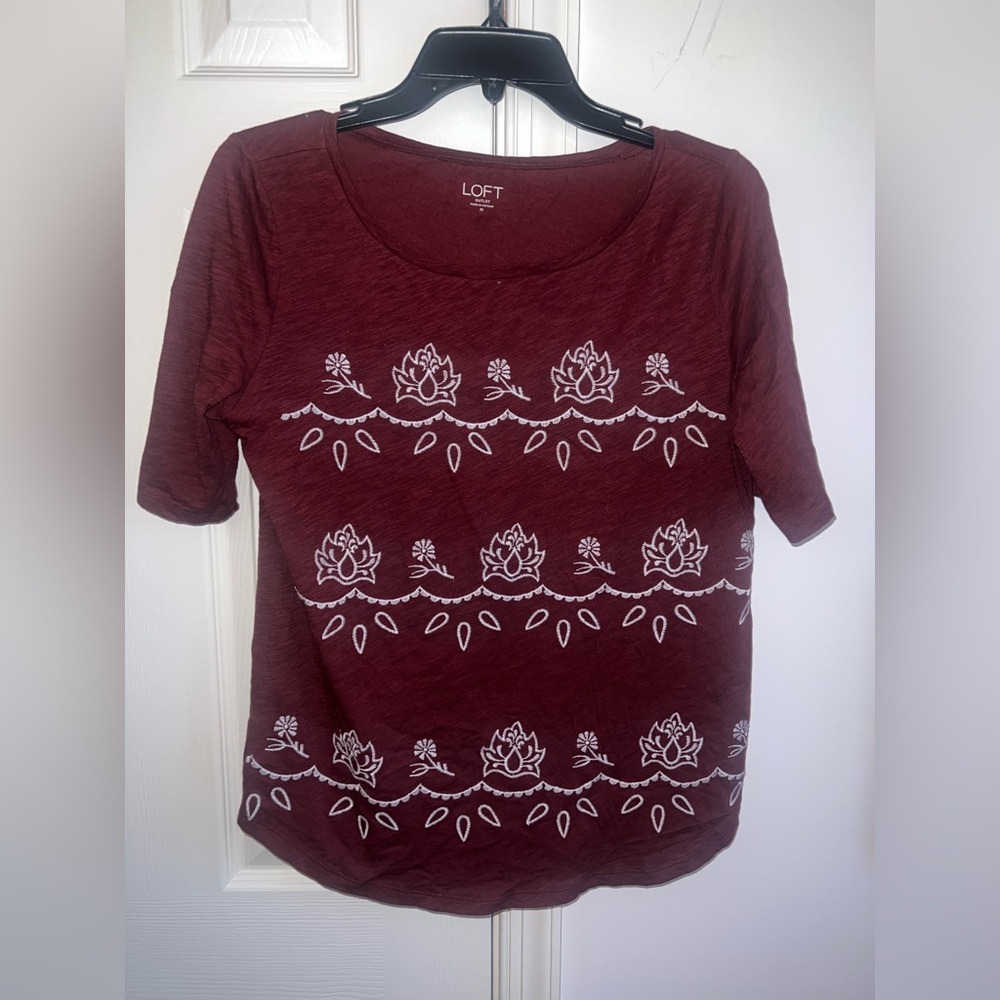 LOFT outlet Maroon Tee with White Floral Pattern M